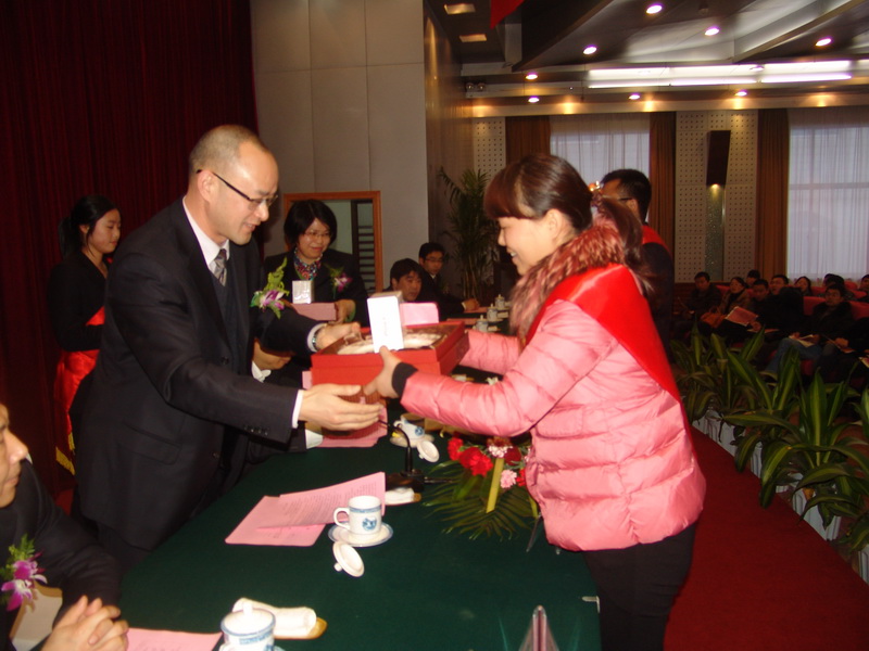 公司召开2012年员工大会-佰福国际药业