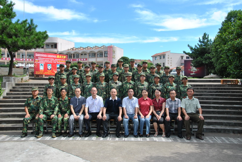 2012年应届结业大学生完成军训汇报演出-佰福国际药业