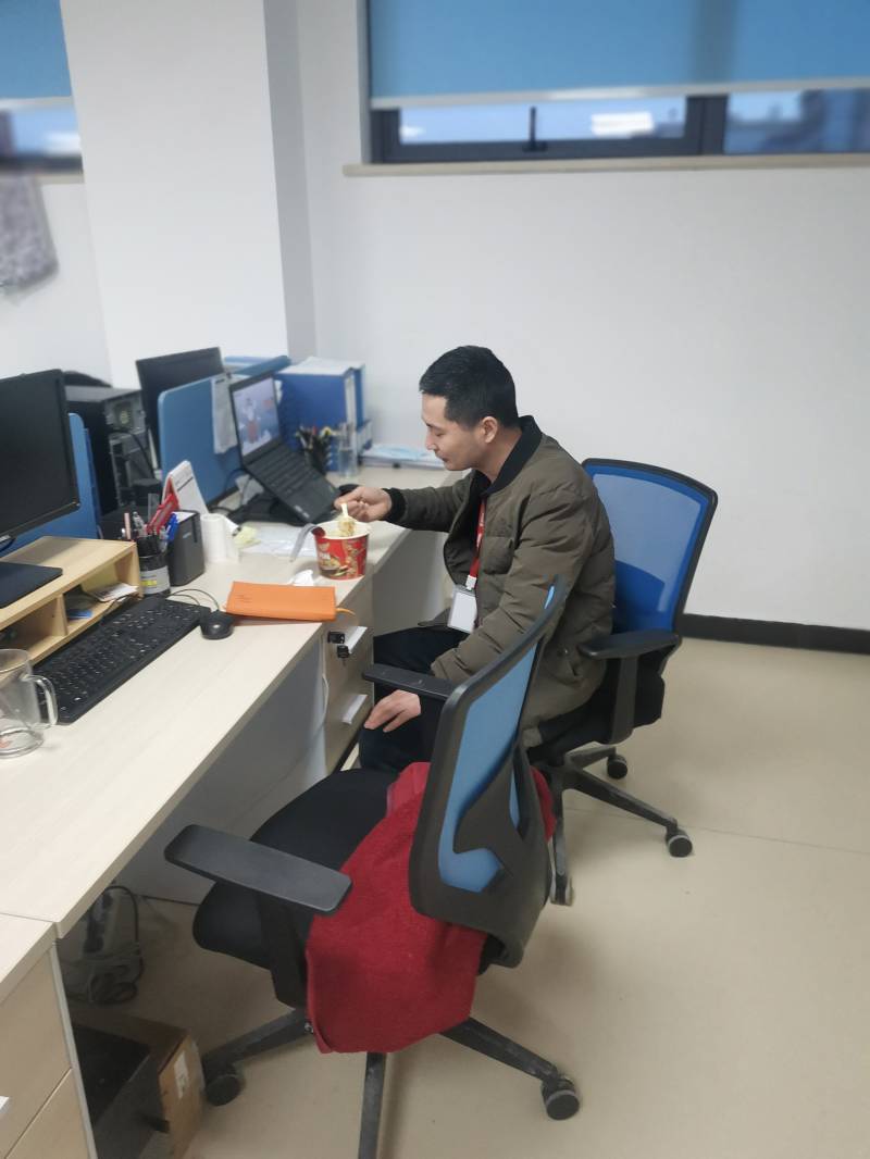 开发部张林海，，，，，，在疫情爆发的时间毅然决然重新昌来到了上海，，，，，，真正的逆行者，，，，，，和上海的开发部同事一起共克时艰(1).jpg